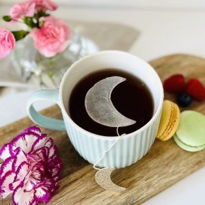 Moon-shaped tea